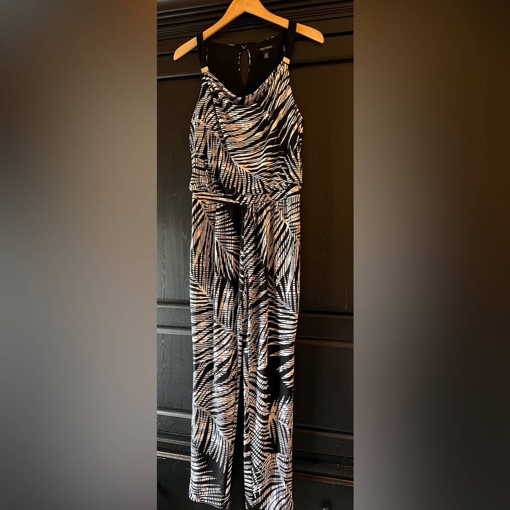 White House Black Market black and white palm print jumpsuit romper size 8
